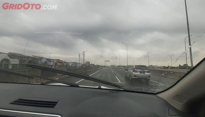 Ilustrasi mengemudi saat hujan