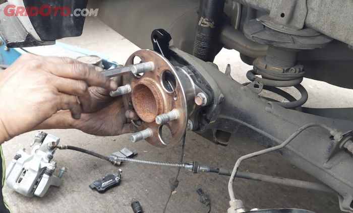 Proses Pemasangan Rem Cakram Belakang Honda City Hatchback yang Plug and Play