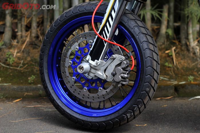 Wheelset supermoto berpadu dengan cakram ROZ 320 mm bikin kaki depan padattt&hellip;