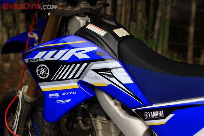 Warna biru bodinya dipadu dengan decal yang sporty