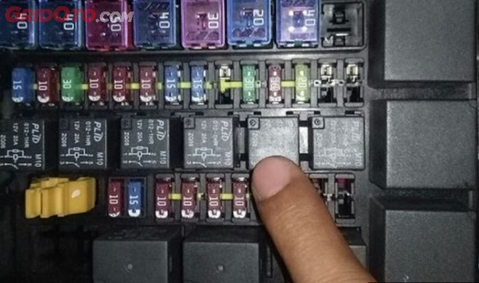 Cabut compressor relay tersebut lalu tunggu sampai 1 - 3 menit, kemudian pasang lagi relaynya