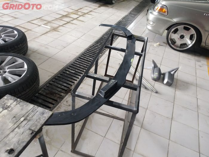 Hasil pembuatan lip spoiler bodi mobil bagian depan