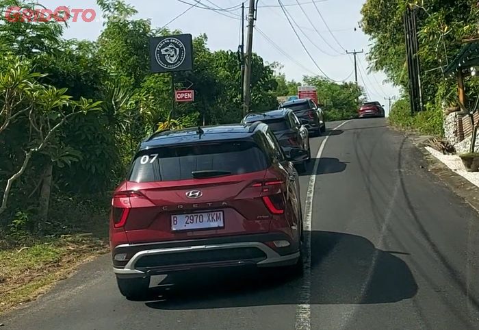 ILUSTRASI. Hyundai Creta melewati tanjakan di Pulau Bali (26/1/2022)