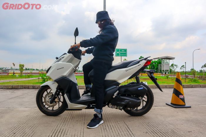 Mencoba duduk di atas All New Honda Vario 160, begini posisi riding dan tinggi joknya.