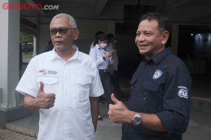 Eddy Saputra, Direktur Olahraga Bermotor Off-Road Ikatan Motor Indonesia (kanan) bersama Priandhi Satria, Direktur Utama Mandalika Grand Prix Association (kiri). 