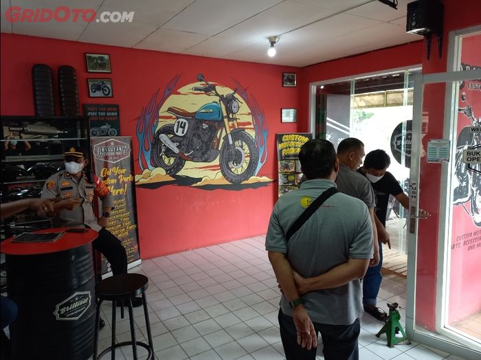 Pihak kepolisian dari Polres Depok  melakukan olah TKP di Brilliant Custom Motorcycles