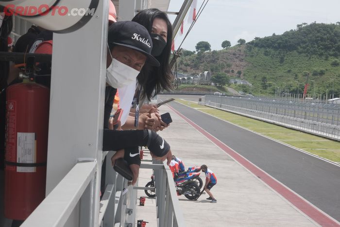 Sebagian penonton yang menyaksikan tes pramusim MotoGP Mandalika secara langsung.