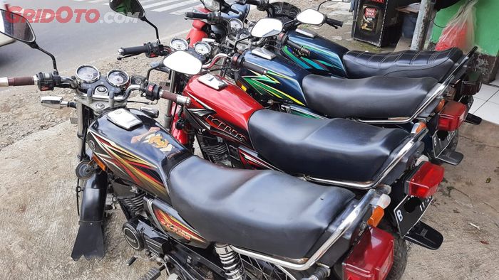 Yamaha RX-King bekas yang dijual di pinggir Jalan KSU Raya, Depok, Jawa Barat.
