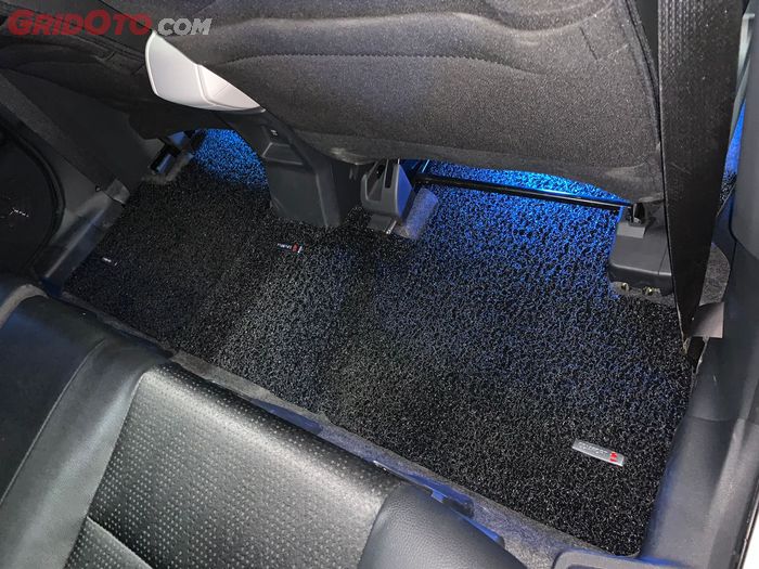Karpet Comfort tipe Premium warna black terpasang di area baris kedua