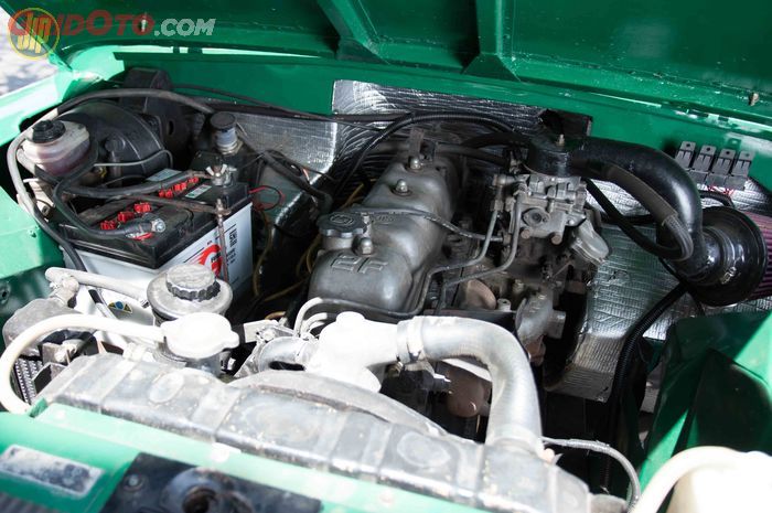 Mesin 4 silinder 2.25 liter bawaan Land Rover harus pensiun. Gantinya, mesin 2F 6 silinder milik Land Cruiser FJ40. Pemasangannya harus merelakan firewall dicoak sedikit. 