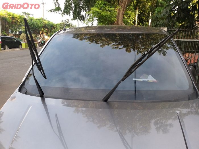 Kondisi batang wiper mobil yang diangkat
