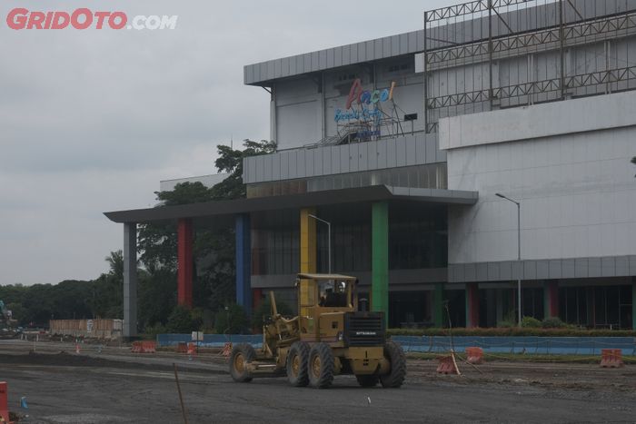 Alat berat melintasi bakal calon backstraight di sirkuit Formula E Jakarta di Ancol, persis di belakang mall Ancol Beach City.