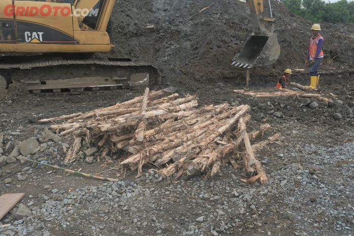 Tumpukan kayu dolken yang akan ditanam untuk menstabilkan tanah di area sirkuit Formula E Jakarta.