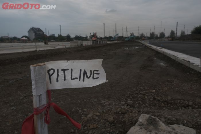 Patok yang menandakan lokasi pitlane untuk sirkuit Formula E Jakarta di Ancol yang akan dibangun.