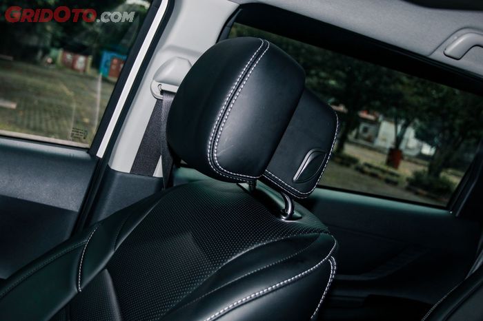 Headrest jok BMW seri-7 bisa terangkat secara elektris namun maju-mundurnya manual dengan memencet tombol 