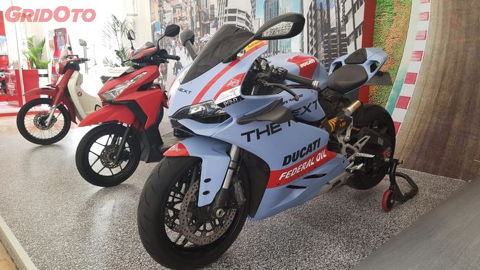 Ilustrasi replika motor Gresini Racing (kanan) di MotoGP 2022