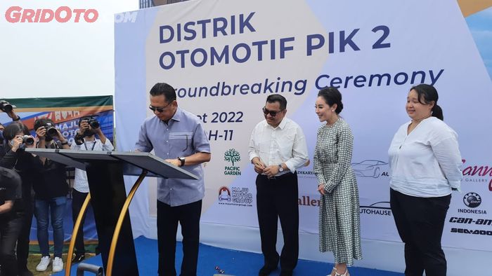 Penandatanganan prasasti Distrik Otomotif PIK 2 oleh Ketua IMI, Bambang Soesatyo