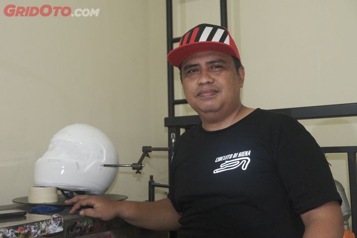 Miftahul Khoiri, owner spesialis repaint helm FIM Paint langganan para pembalap nasional.