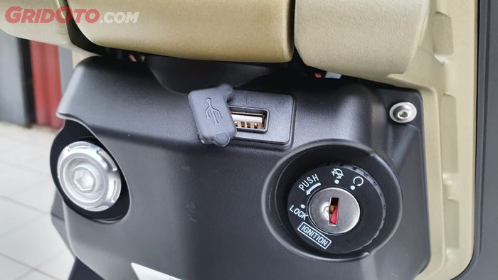 Colokan USB charger di Italjet Dragster