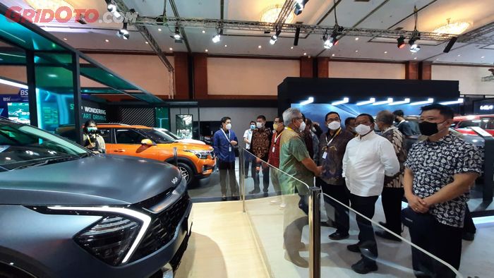 Dirjen Perhubungan Darat Kementerian Perhubungan, Budi Setiyadi melihat KIA Sportage terbaru di Jakarta Auto Week 2022