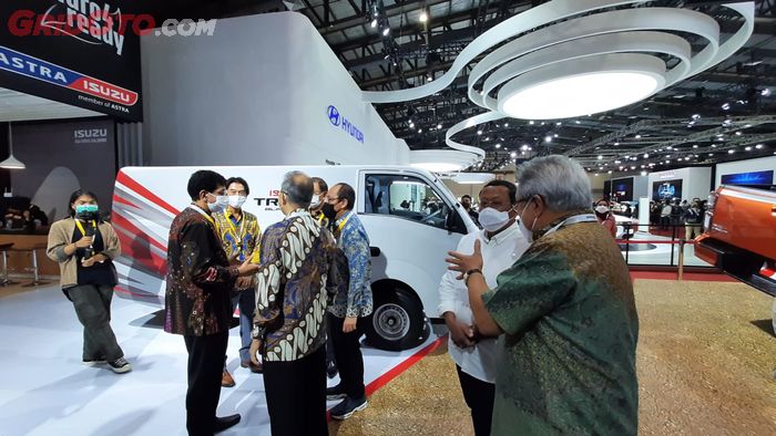 Taufiek Bawazier dan Budi Setiyadi di booth Isuzu dalam pameran Jakarta Autoweek 2022.