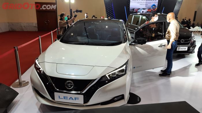 Taufiek Bawazier sedang menanyakan Nissan Leaf di Jakarta Auto Week 2022