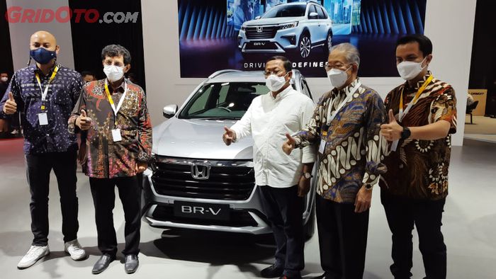 Taufiek Bawazier (kedua kiri), Yohanes Nangoi (kedua kanan) dan Budi Setiyadi di depan All New Honda BR-V