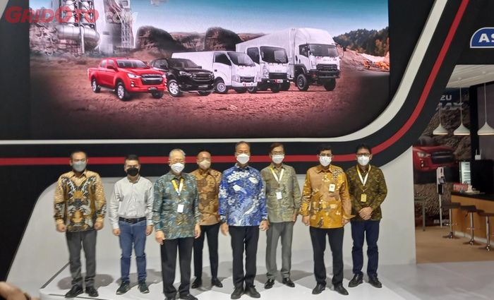 Menteri Perindustrian menyaksikan Isuzu melakukan penandatanganan penjualan produk standar Euro 4 di pameran Jakarta Auto Week 2022