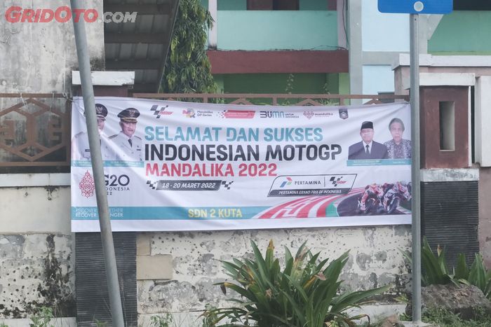 Sekolah Dasar di sekitar sirkuit Mandalika pun pasang spanduk ajakan menyukseskan MotoGP Indonesia 2022.