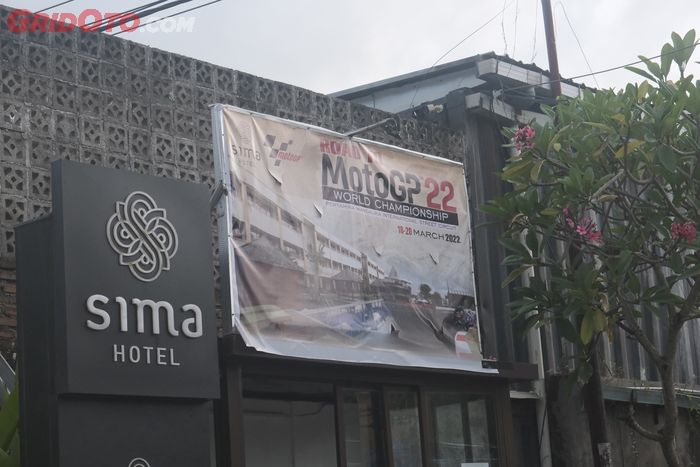 Spanduk hotel yang turut bertema MotoGP Indonesia 2022.