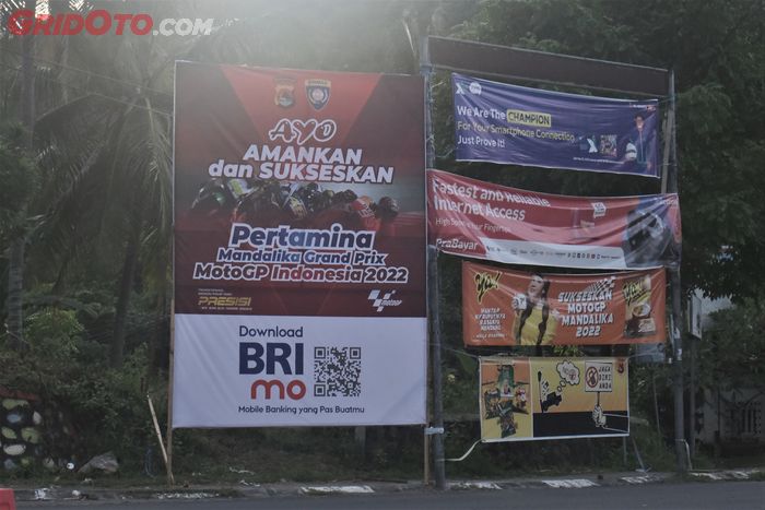 Spanduk berisi ajakan menyukseskan MotoGP Indonesia 2022 dari Kepolisian Daerah Nusa Tenggara Barat di sebelah spanduk-spanduk bertema MotoGP lainnya.