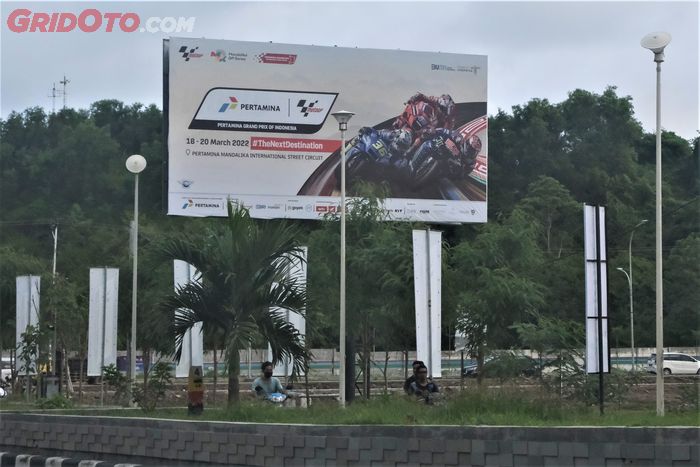 Baliho yang mempromosikan MotoGP Indonesia di sekitar area Sirkuit Mandalika.