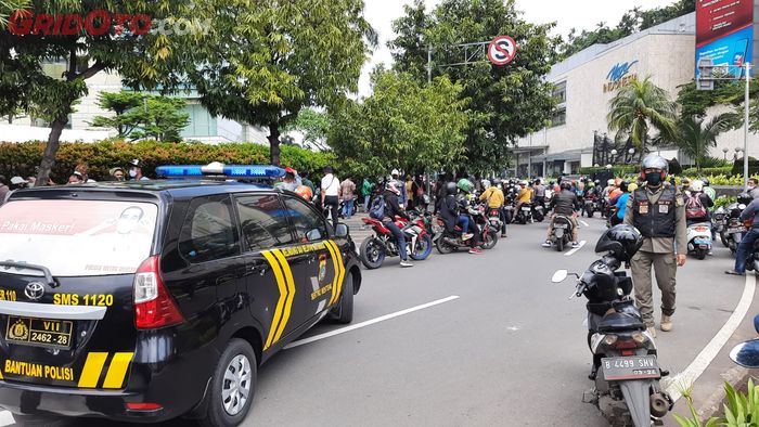 Motot-motor yang berhenti di sekitar Bundaran HI tak lama ditertibkan aparat kepolisian agar tidak parkir di pinggir jalan.