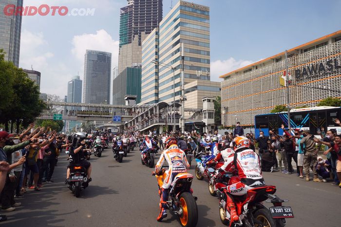 Para pembalap MotoGP yang tiba di dekat kawasan Bundaran HI, Jakarta Pusat langsung disambut antusias masyarakat yang ingin mengabadikan momen