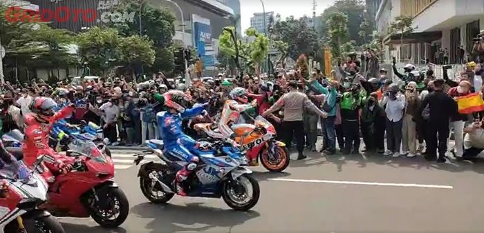 Ribuan penonton melambaikan tangan kepada pembalap MotoGP