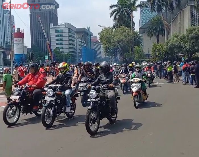 Parade pembalap MotoGP bersama dengan ratusan komunitas saat melewati bundaran Patung Kuda Arjuna Wijaya