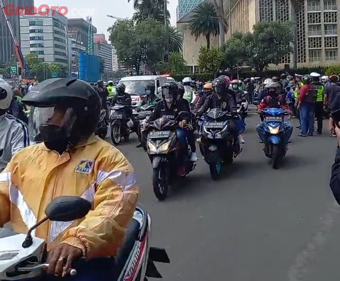 Masyarakat sangat antusias menyaksikan parade pembalap MotoGP sampai memadati jalan di sekitar bundaran Patung Kuda Arjuna Wijaya