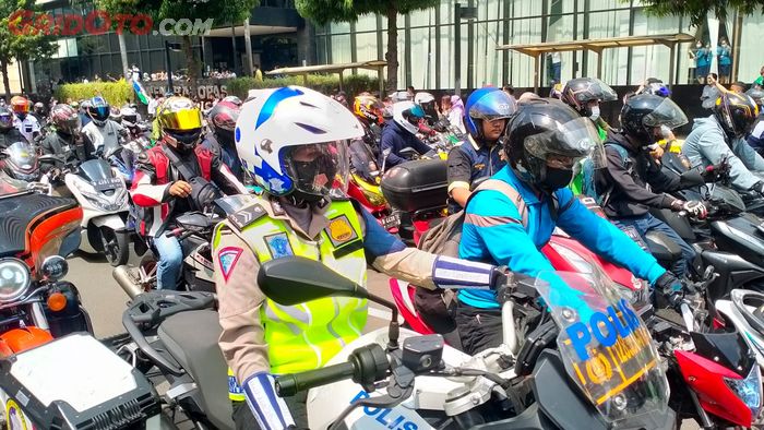 Komunitas motor Jakarta ikutan mengawal parade touring pembalap MotoGP 