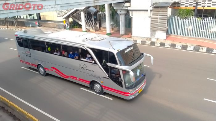 Bus membawa pembalap MotoGP menuju Istana Negara 