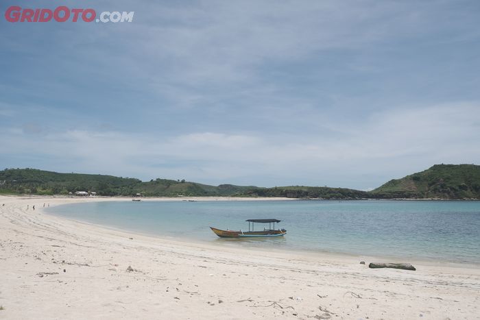 Pantai Tanjung Aan yang ada tepat di parkir timur Sirkuit Mandalika.
