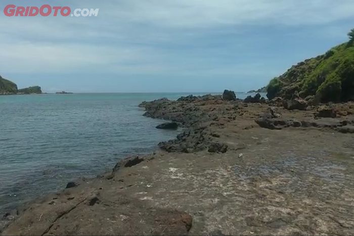 Formasi batu karang di pantai Tanjung Aan di parkir timur sirkuit Mandalika.