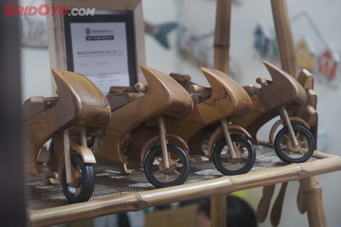 Kerajinan tangan miniatur motor balap dari kayu yang ada di UMKM Goes to Mandalika dalam MotoGP Indonesia.