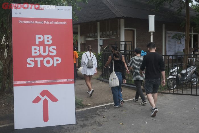 Papan penunjuk arah yang ada di area penukaran tiket MotoGP Indonesia.