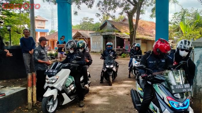 komunitas motor Plagad Pleged Racing Team (P2RT) adakan touring ke wisata Pantai Karang Potong yang berada di Cianjur, Jawa Barat.