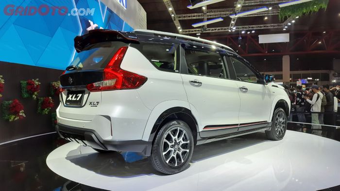 Sisi samping dan belakang Suzuki XL7 Alpha FF