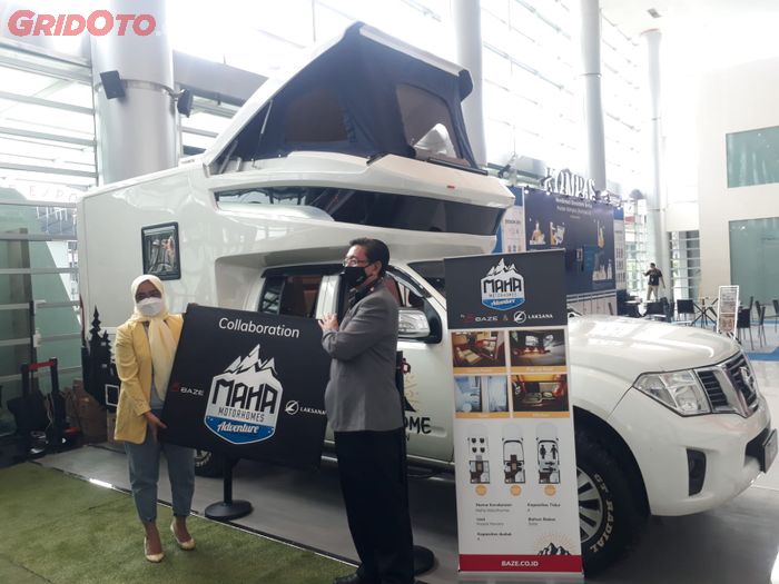Candra Dewi (kiri) perwakilan Laksana dan Bari Setiadi (kanan) bos Baze dalam peresmian Maha Motorhome