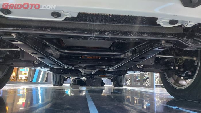 Kolong Toyota Kijang innova EV dilihat dari depan