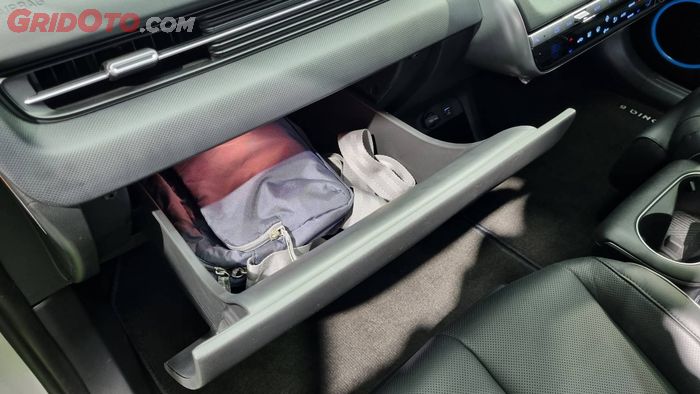 Glove box Hyundai Ioniq 5 yang dibuka seperti laci.