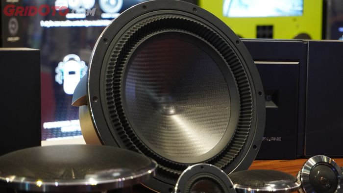 Conus Speaker Subwoofer Alpine F#1 Status yang Menggunakan Bahan Carbon Fiber