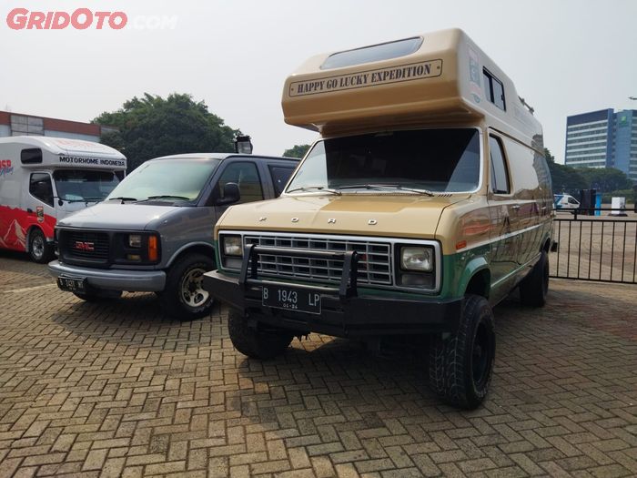 Ford E350 bersanding dengan GMC Van keduanya bergaya American Motorhome